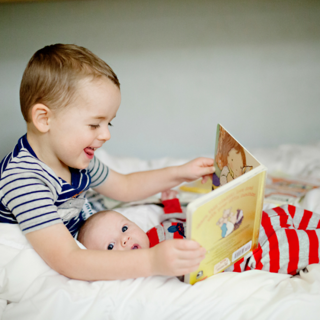 5 Simple Tips to Prepare Older Siblings for Twins….and What to Expect! 5 Simple Tips to Prepare Older Siblings for Twins....and What to Expect!