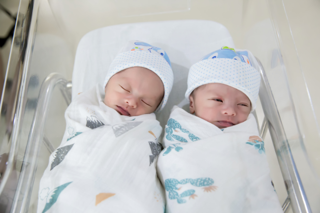 hardest-part-of-having-newborn-twins hardest part of having newborn twins